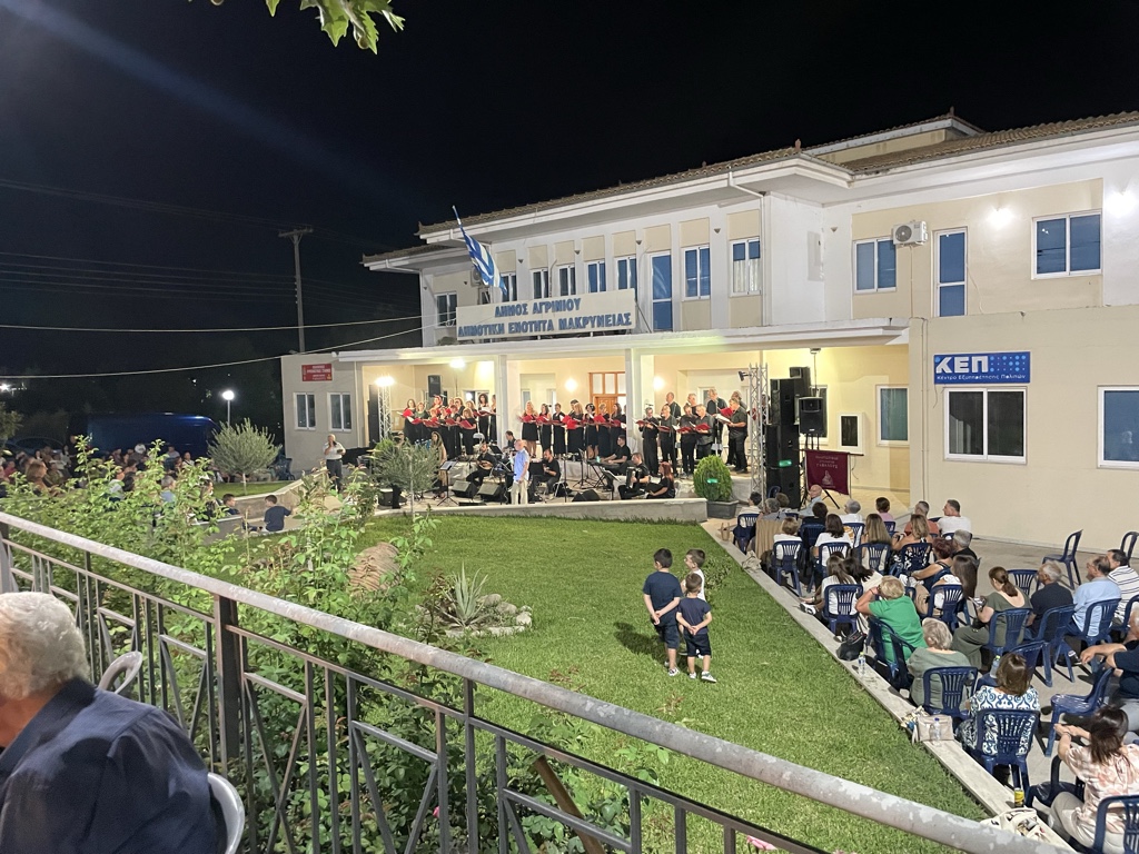 The folk singing started around 9:00 p.m.