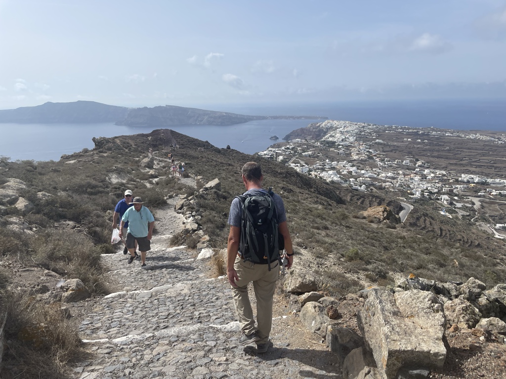 The path descends to Oia.