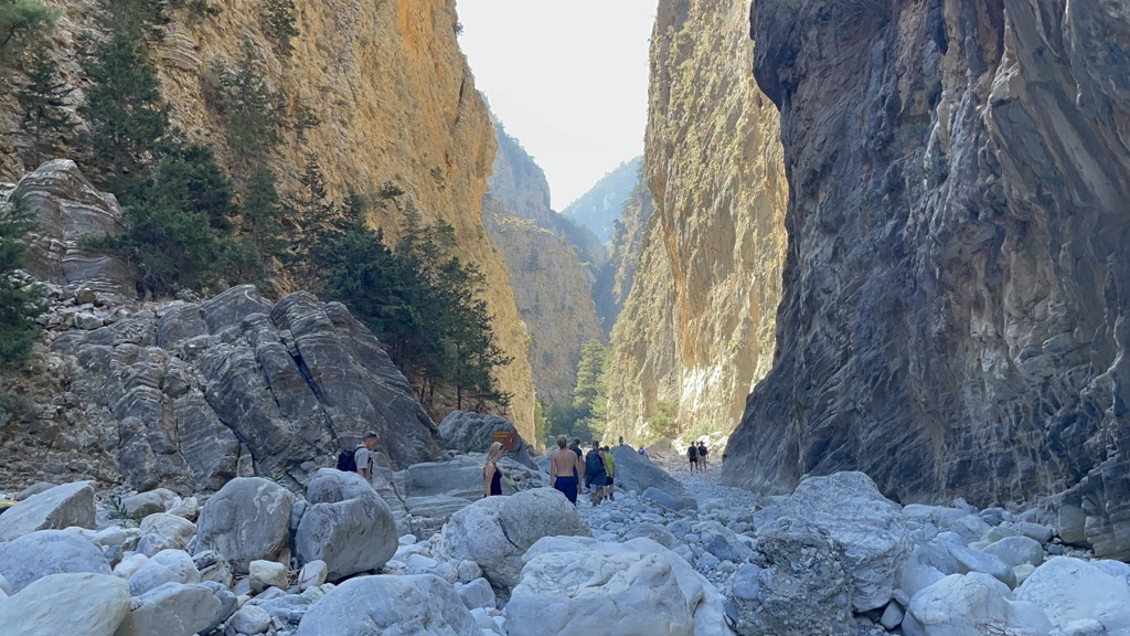 It really looks like a canyon here!